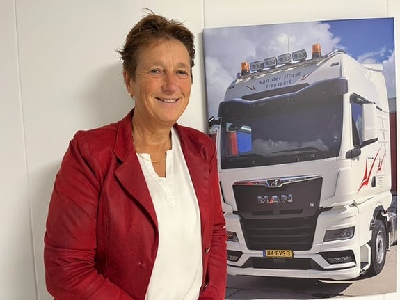 Katja Heemskerk op kantoor bij Van der Horst Transport